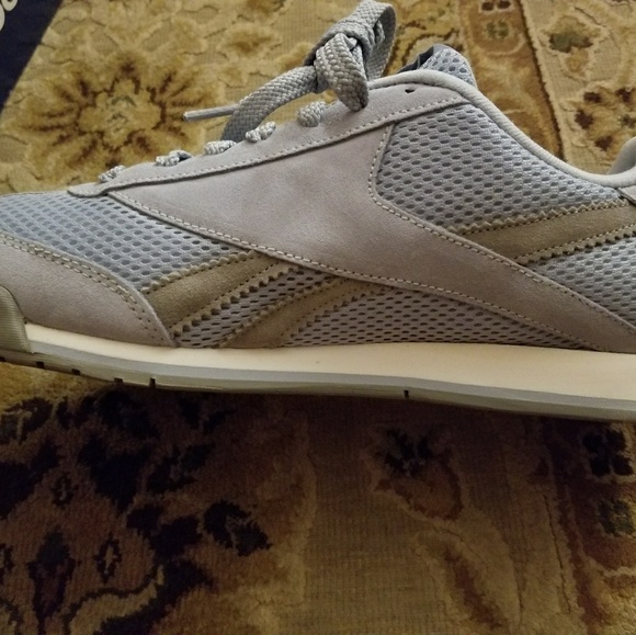 Brand New 9 1/2 Baby Blue Mesh and Suede Reeboks - Picture 4 of 7